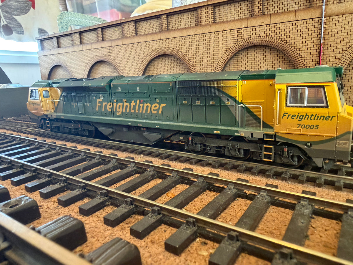 Bachmann 31-588 (OO) General Electric Class 70 No.70005 in Weathered Freightliner Powerhaul Livery. DCC Ready 