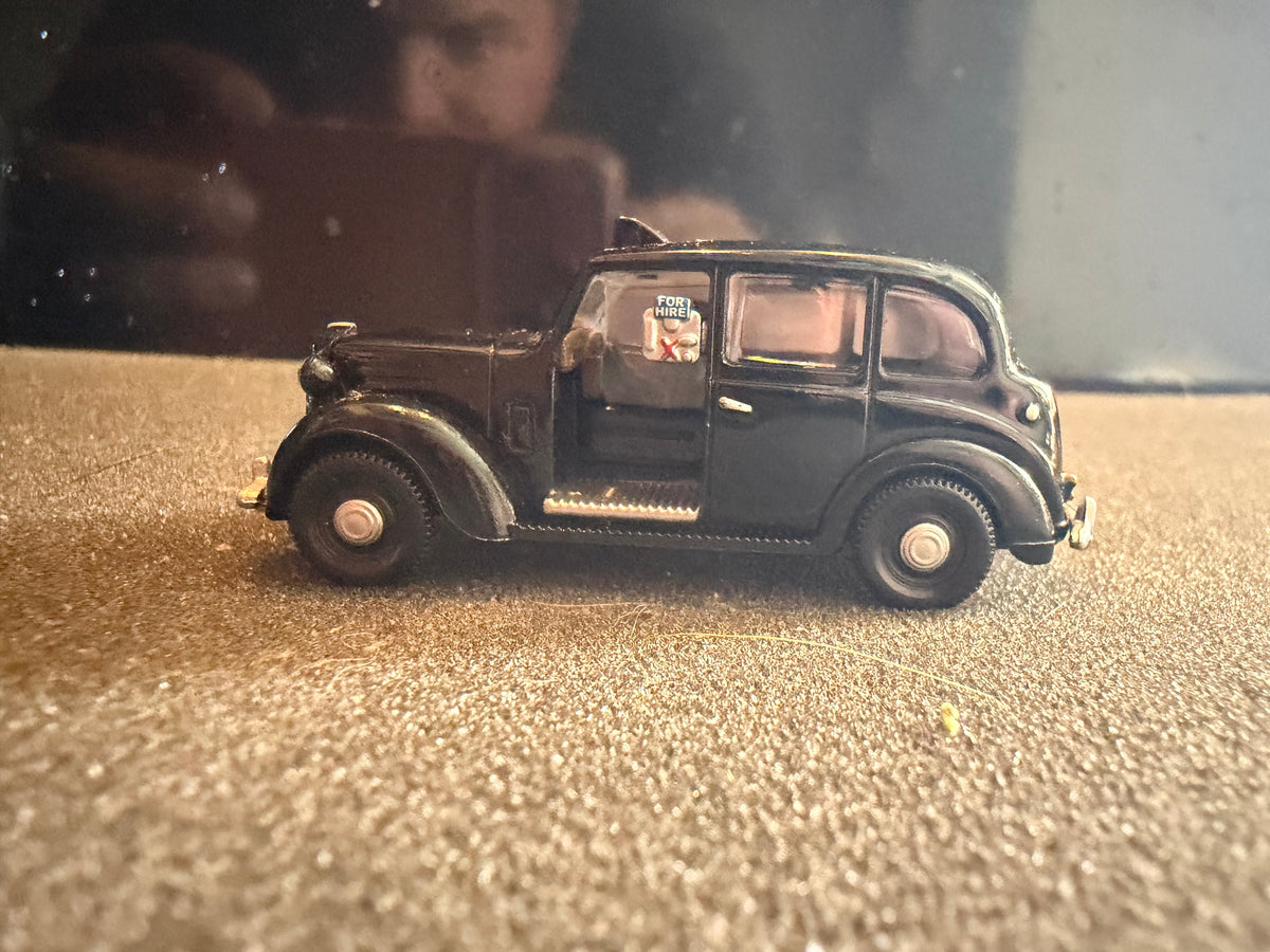 Classix EM76844 (1:76 / OO) Austin FX3, London Taxi No.5602 in Black 