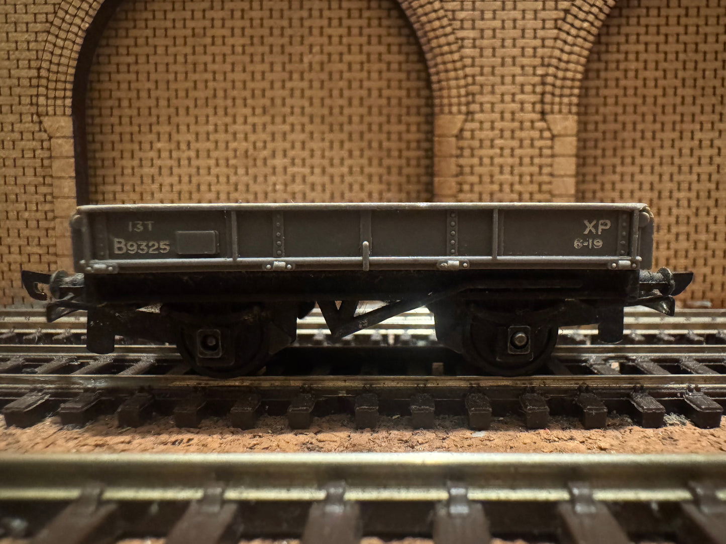 Tri-ang T172 (TT) British Railways 13T Low-side wagon No.B9325 in BR Grey 