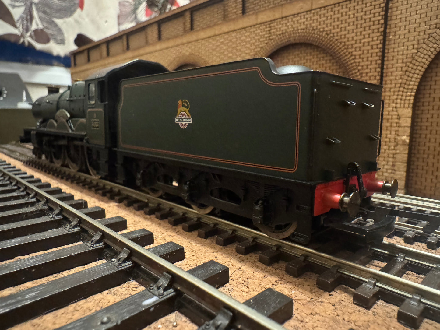 Hornby R2086 (OO) Ex GWR 4073 ‘Castle Class’ No.5053 “Earl Cairns” with Hawksworth 4000G Tender in British Railways Lined Maroon 