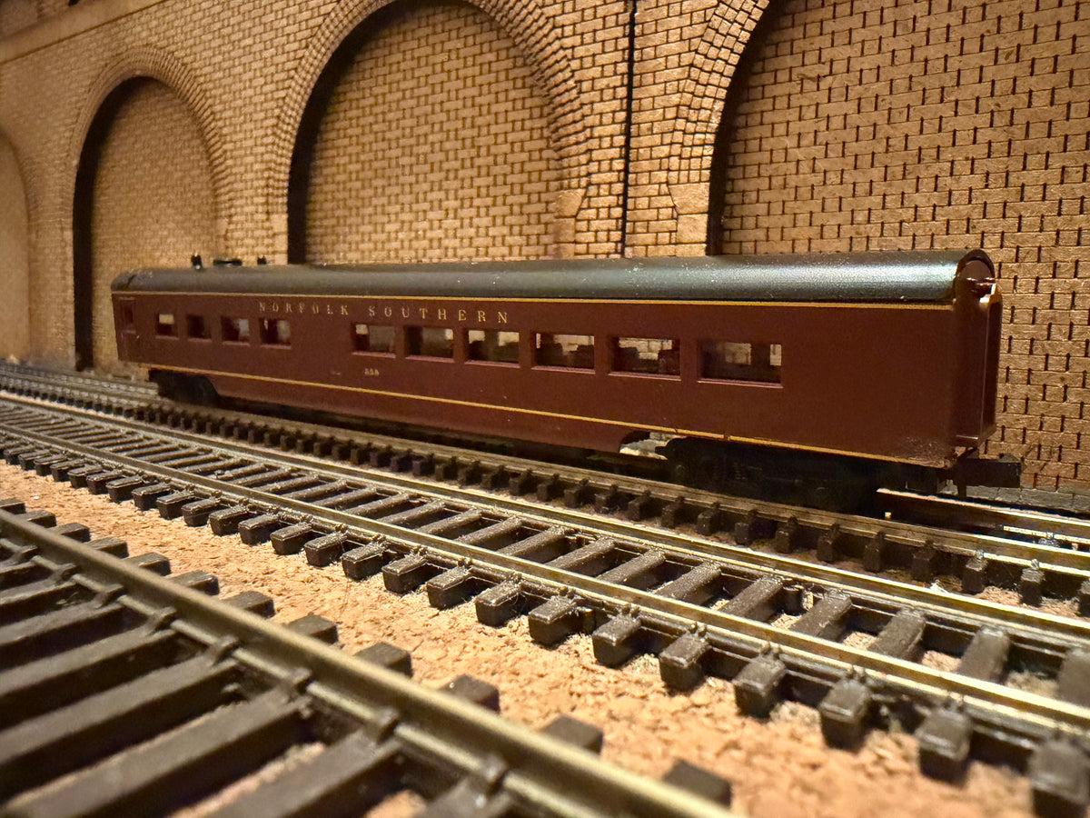 Con-Cor #0001-04072A (N Scale) Norfolk Southern 85ft Dining Car No.538 in NS Maroon. 