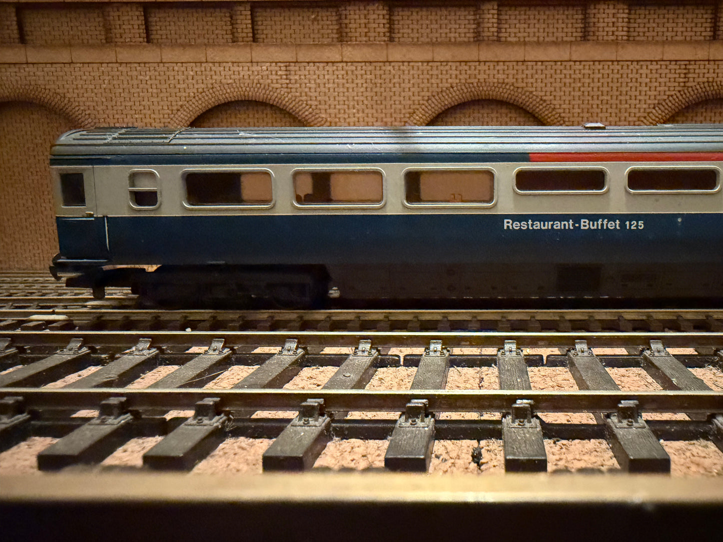 Lima L305163 (OO) British Rail MK3 Restaurant-Buffet No.42258 in BR Intercity 125 Livery