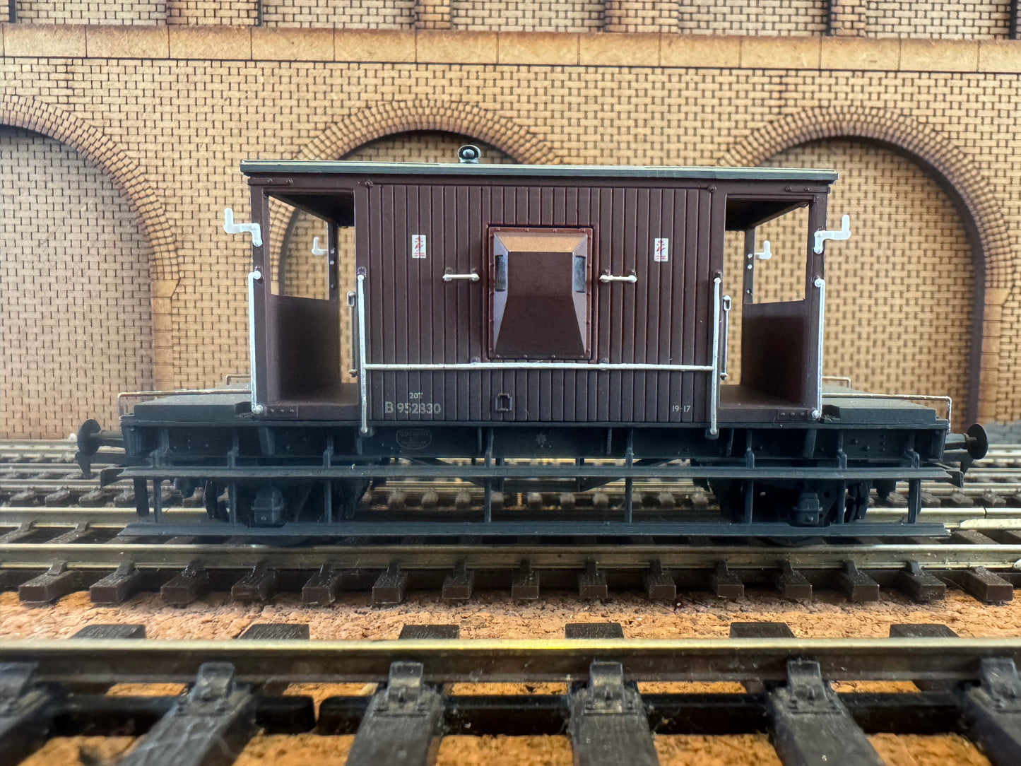 Bachmann 37-537D (OO) British Railways 20T Brake Van No.B952830 in weathered BR Bauxite. 