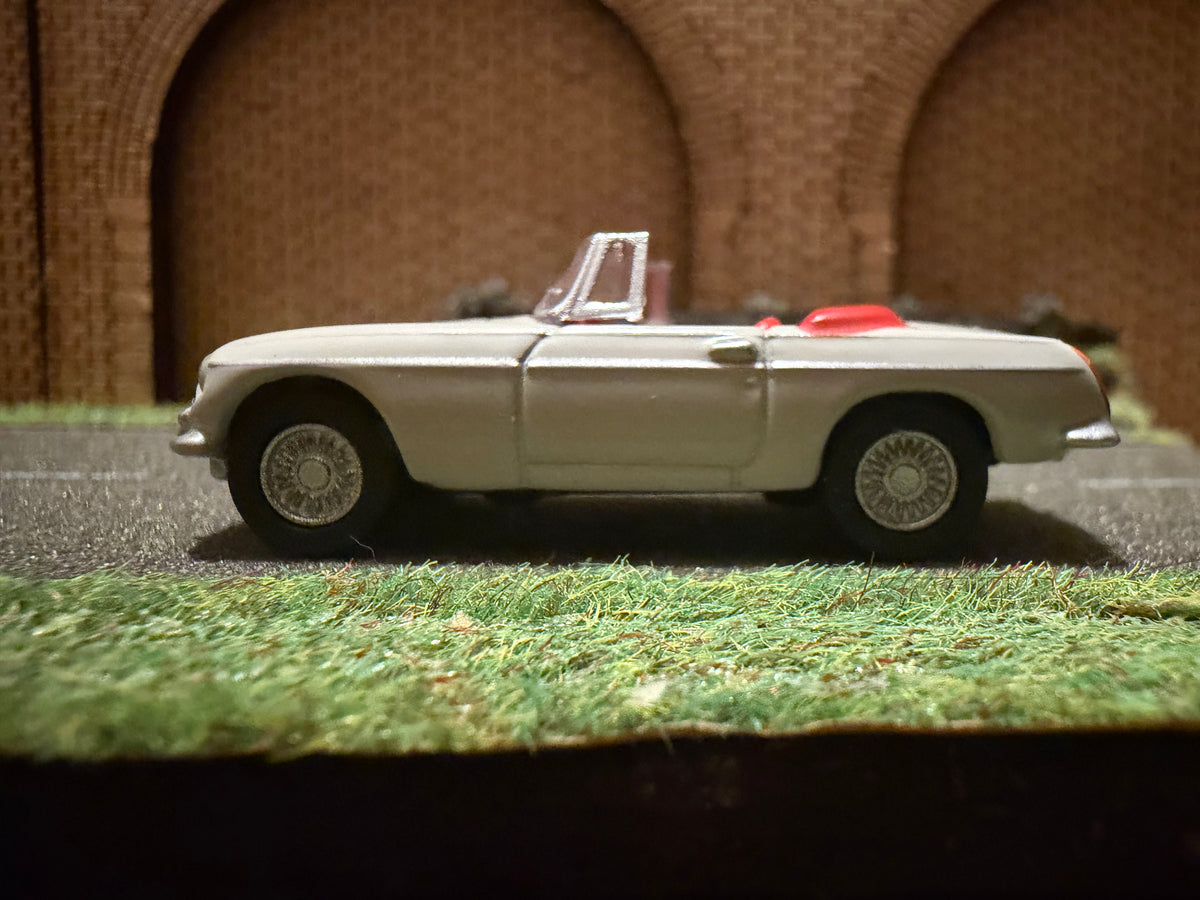 Oxford Diecast 76MGB007 (1:76 / OO) MG B Roadster in Chelsea Grey. 