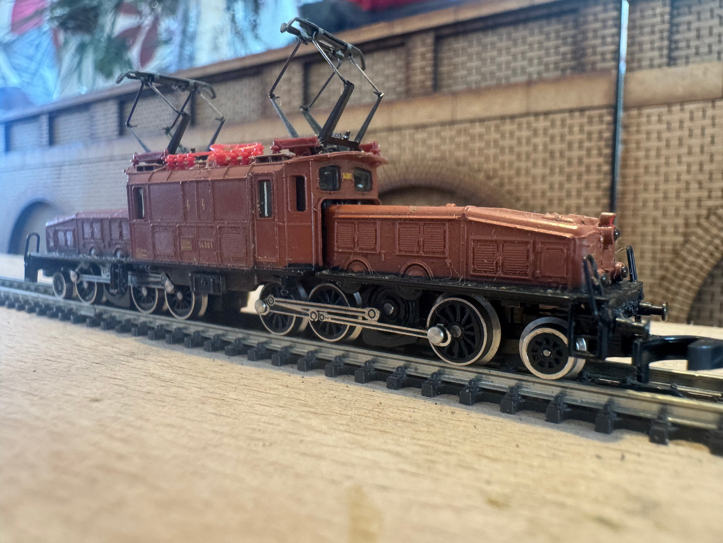 Marklin Mini Club 8852 (Z Gauge) Schweizerische Bundesbahnen, Ce 6/8 III No.14301 in SBB Livery.