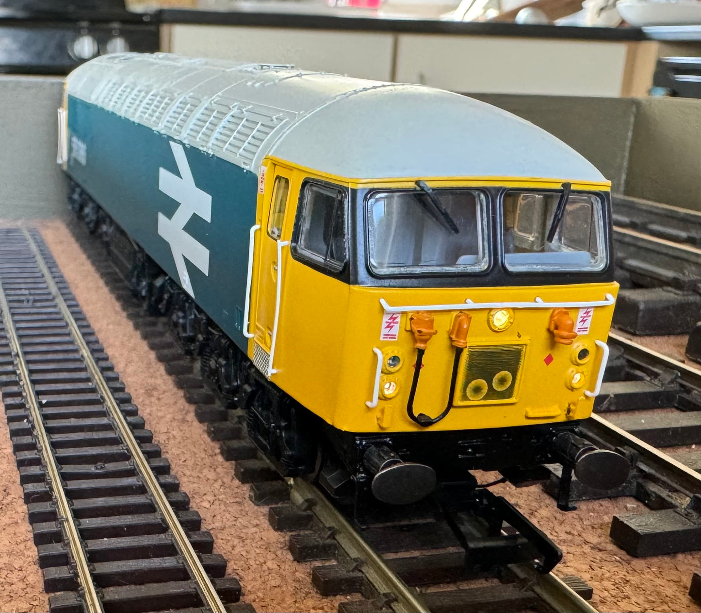 Hornby (OO) British Rail, Class 56 No.56086 in BR Large Logo Blue with Yellow ends. DCC Sound Fitted (read description!)