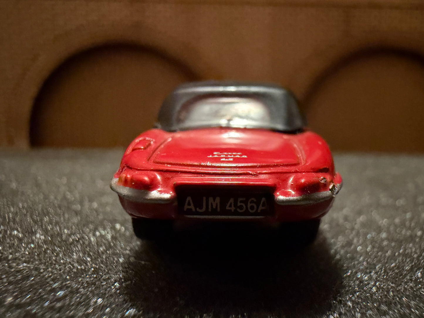 Oxford Diecast 76ETYP011 (1:76 / OO) Jaguar E Type 4.2 Series 1 Roadster in Red. Registration AJM 456A 