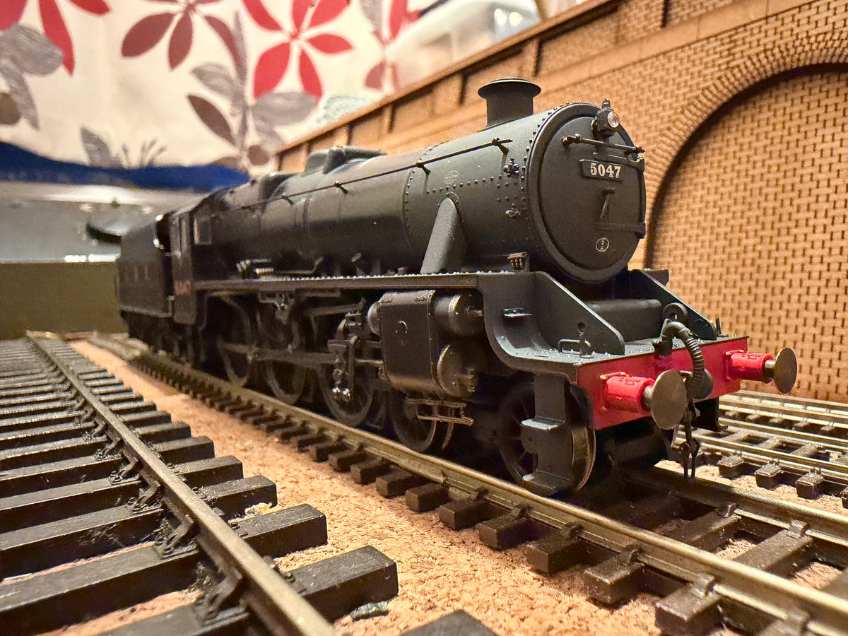 Hornby R30274 (OO) London Midland & Scottish Railway 5P-5F ‘Black Five’ No.5047 in Weathered LMS Lined Black (Shed Code 5A, Crewe North). DCC Ready 