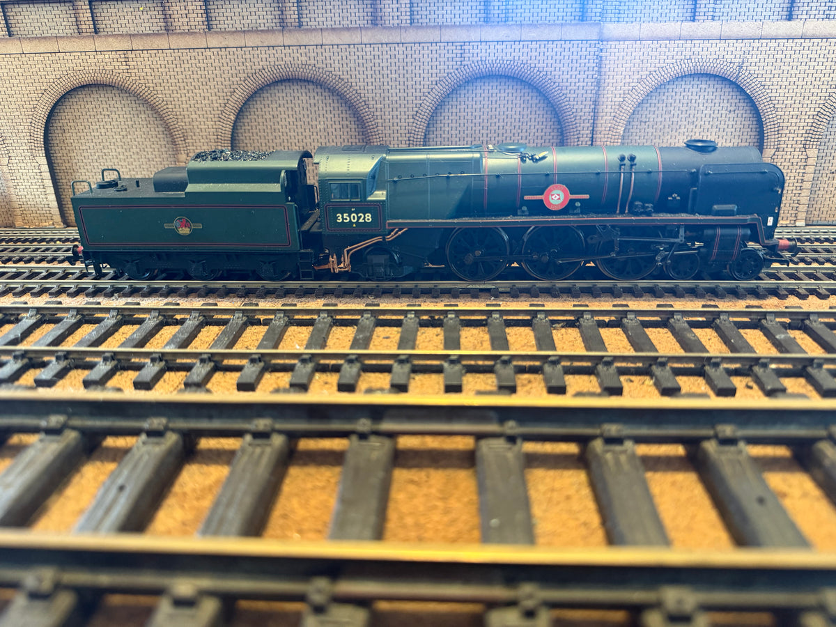 Hornby R2169 (OO) Ex SR, Rebuilt Merchant Navy No.35028 “Clan Line” in British Railways Lined Passenger Green. Shed code, 70A Nine Elms Depot)
