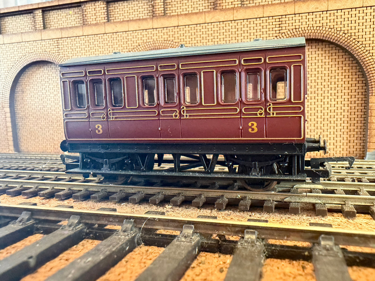Hornby R468 (OO) London Midland Scottish Railway, Generic Four Wheeled Composite Coach. 