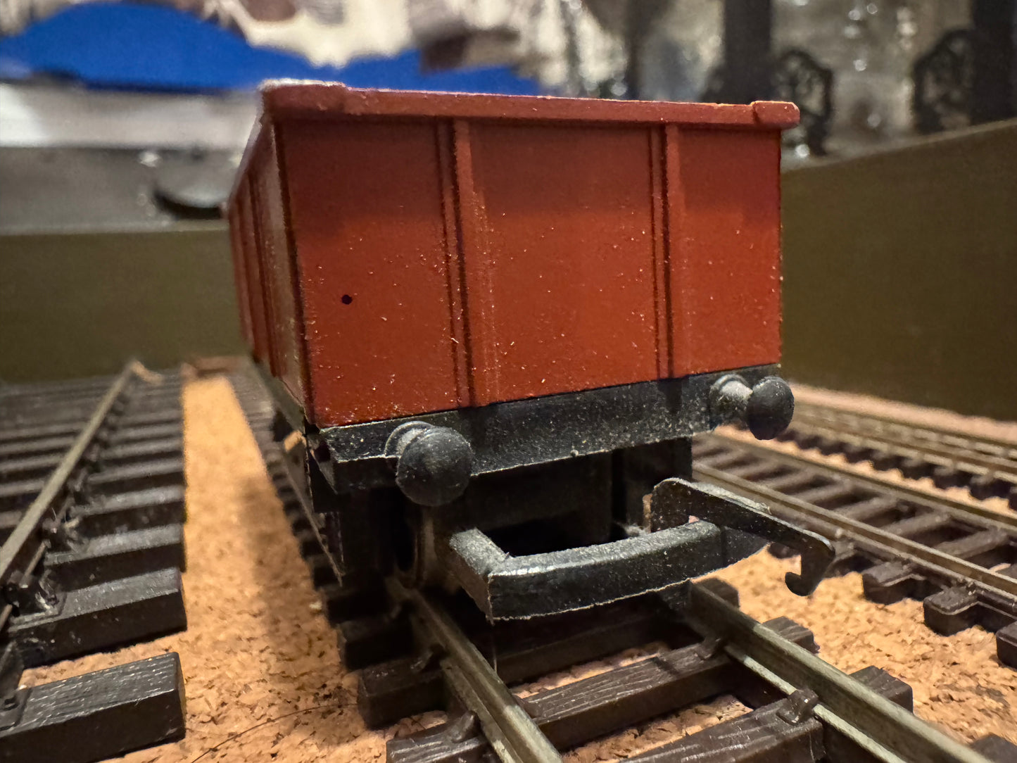 Hornby R.239 (OO) British Railways 26T Mineral Wagon (Stone) No.B388437 in BR Bauxite.