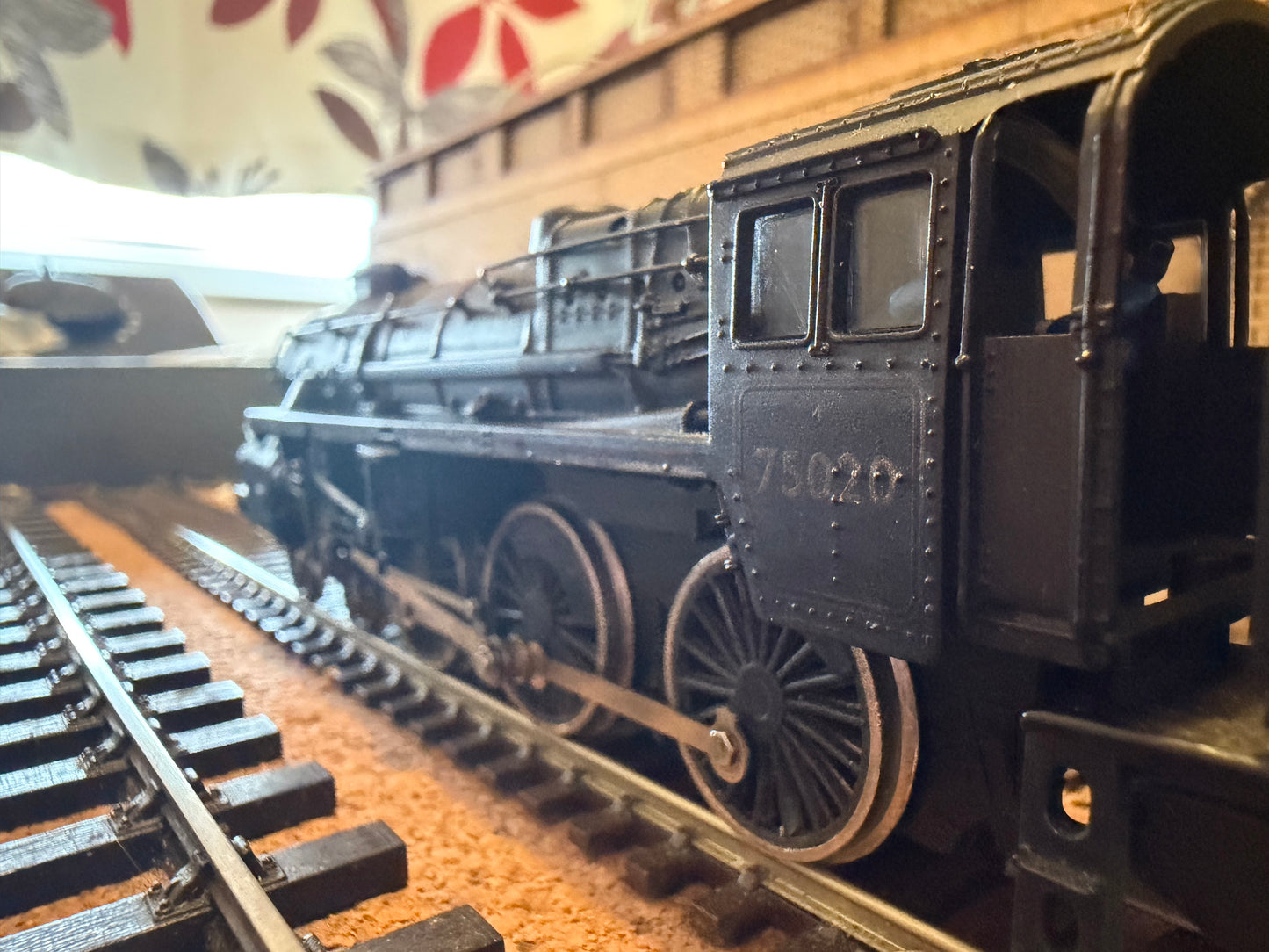 Bachmann 31-105 (OO) British Railways Standard Class 4MT 4-6-0 No.75020 with double chimney and BR1B Tender in Heavily Weathered BR Lined Black 