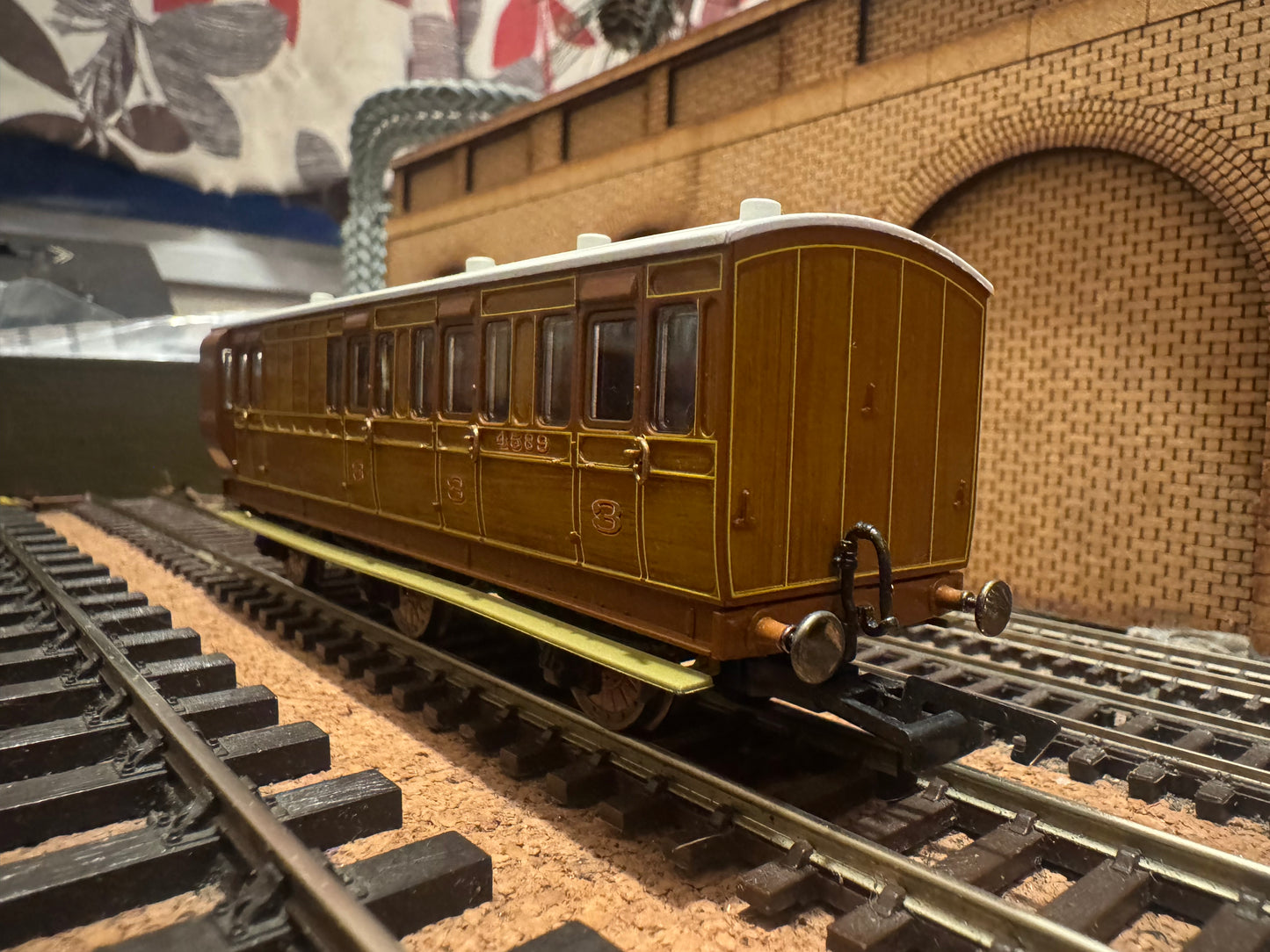 Hornby R40083 (OO) London North Eastern Railway, Six Wheeled Brake Third Class Compartment Brake Coach No.4589 in LNER Varnished Teak. 