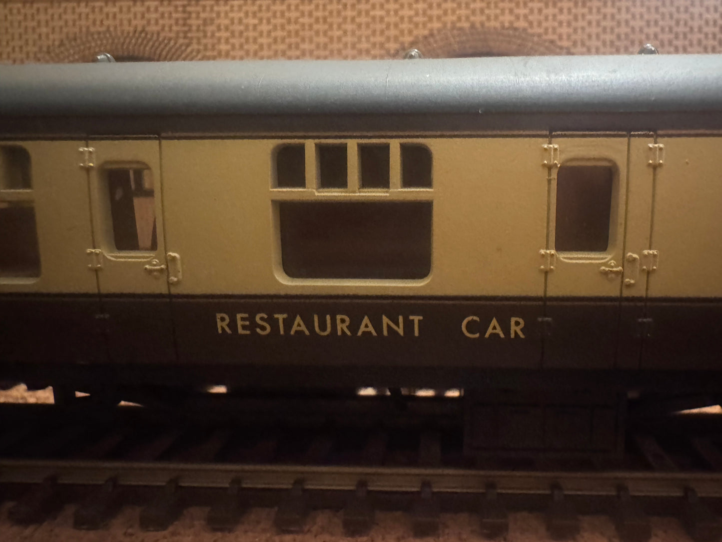 Lima L305322 (OO) British Railway MK1 Restaurant Car No.W24760 in BR Western Region ‘Chocolate & Cream 