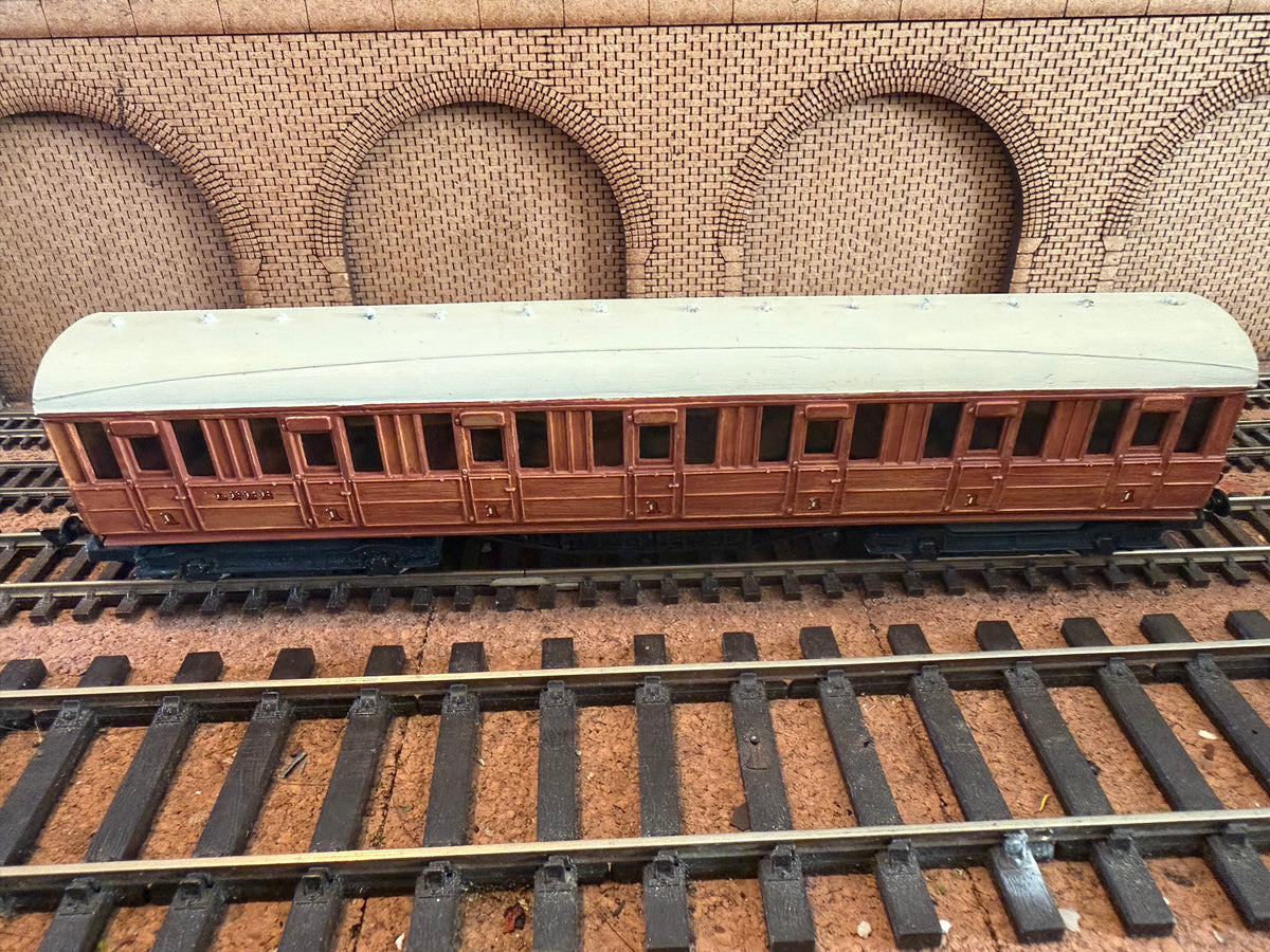 Ian Kirk (OO) London North Eastern Railway, Gresley First Class Suburban Coach (No Number) in LNER Varnished Teak 