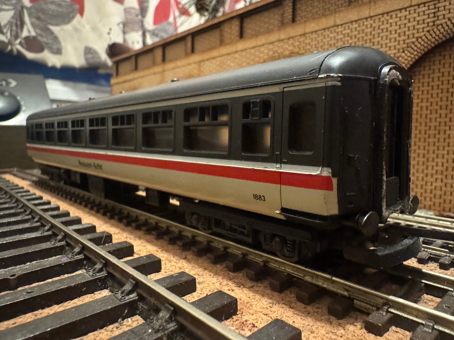 Lima L305327 (OO) British Railways MK2B Tourist Second Open Restaurant Car, No.1883 in Intercity Executive livery