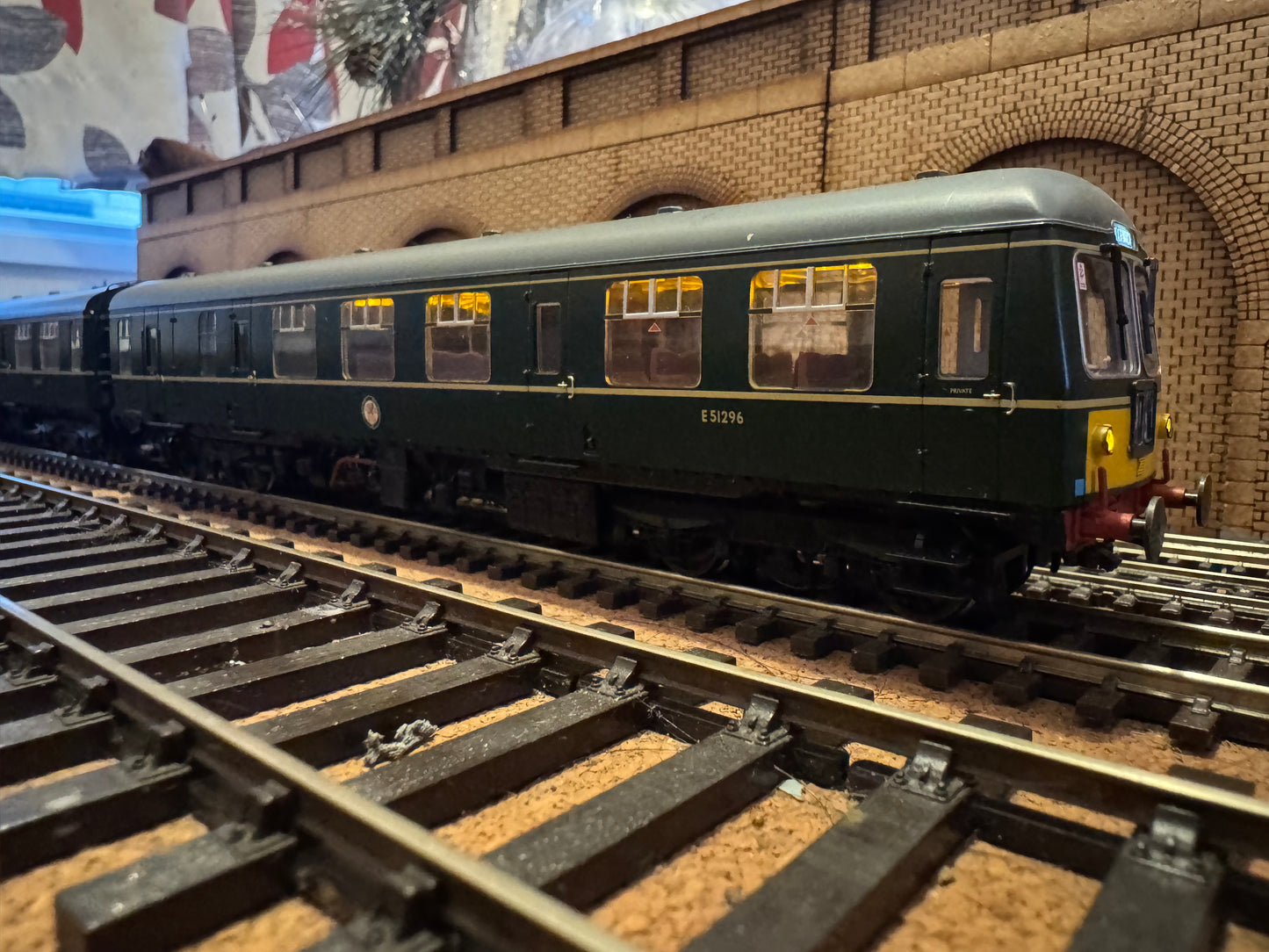 Bachmann 31-327 (OO) British Railways / Cravens Ltd, Diesel Multiple Unit [Class 105] Power & Trailer Car in BR Green with half yellow ends. DCC Fitted 