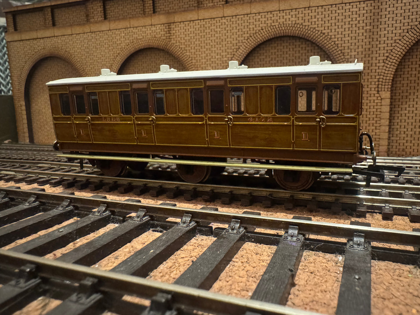 Hornby R40081 (OO) London North Eastern Railway Six Wheel First Class Compartment Coach, No.4172 In Varnished Teak 