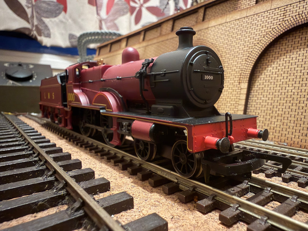 Hornby Railroad R3063 (OO) Ex MR 1000 Class ‘Midland Compound’ No.1000 in London Midland & Scottish Crimson Lake. DCC Ready