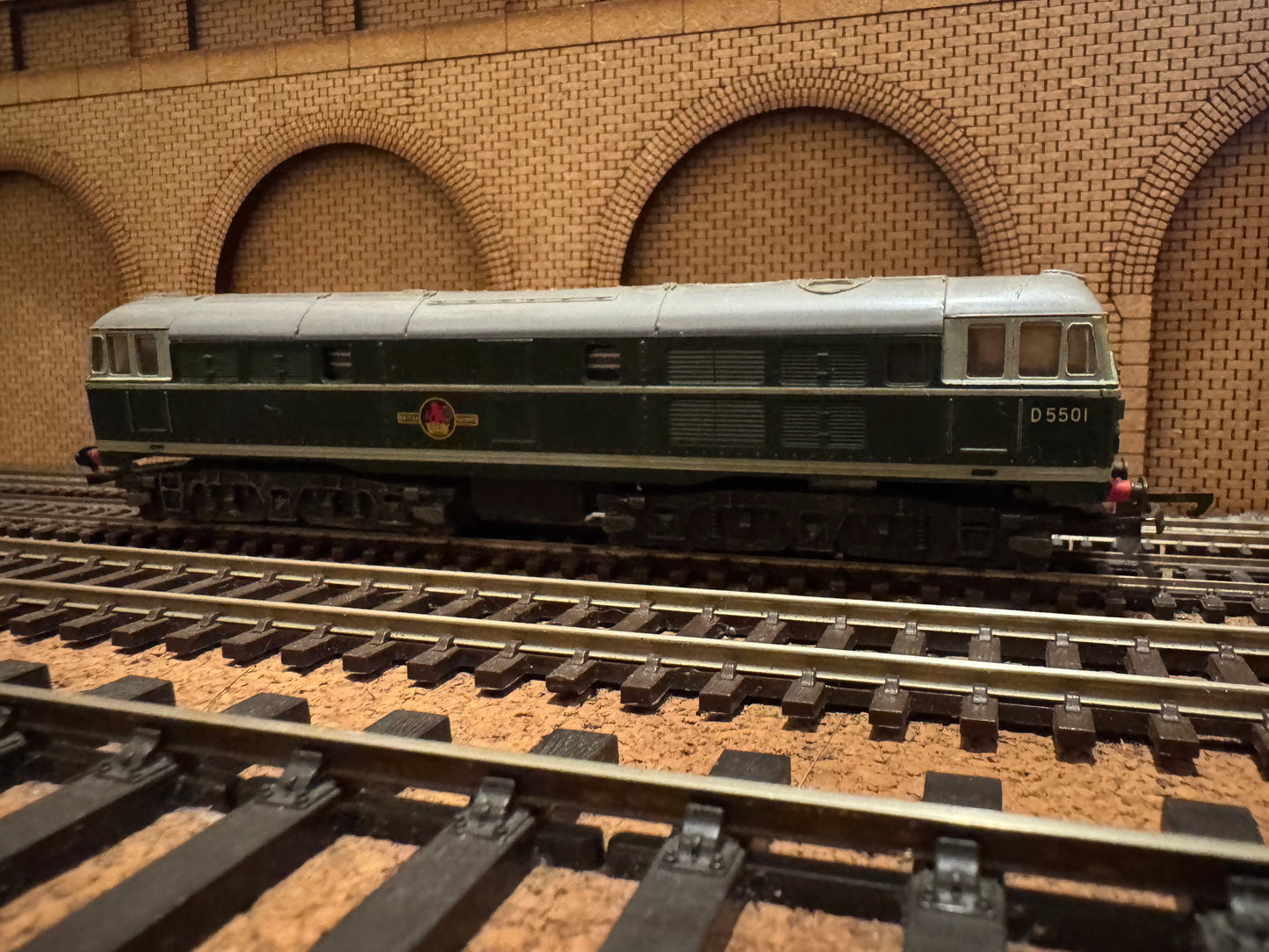 Tri-ang T.96 (TT) British Railways / Brush Type Two, No.D5501 in BR Green & White Waste-band & Headcode Discs 