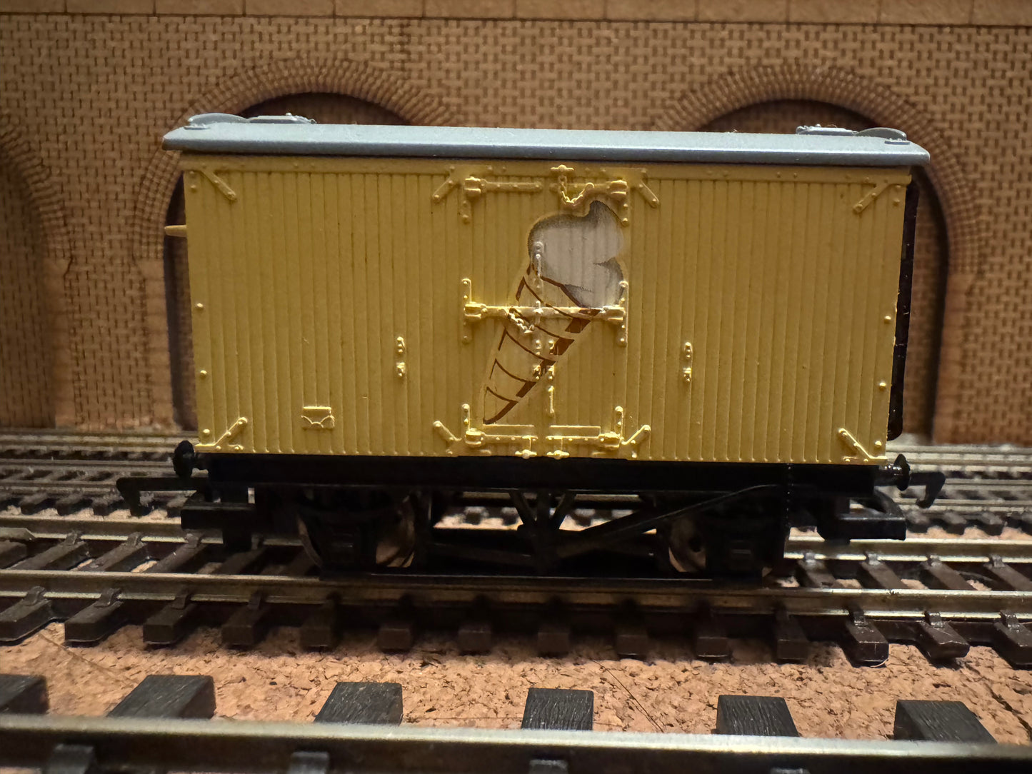 Hornby Thomas The Tank Engine R9205 (OO) Refrigerated Ice Cream Van