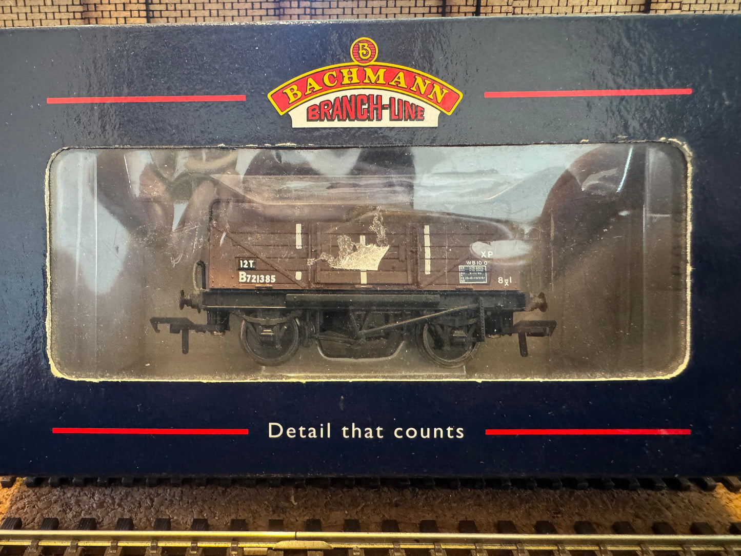 Bachmann 33-226 (OO) British Railways, 12T Hybar Shock Absorbing Wagon B721385 with Load in BR Brown Livery 