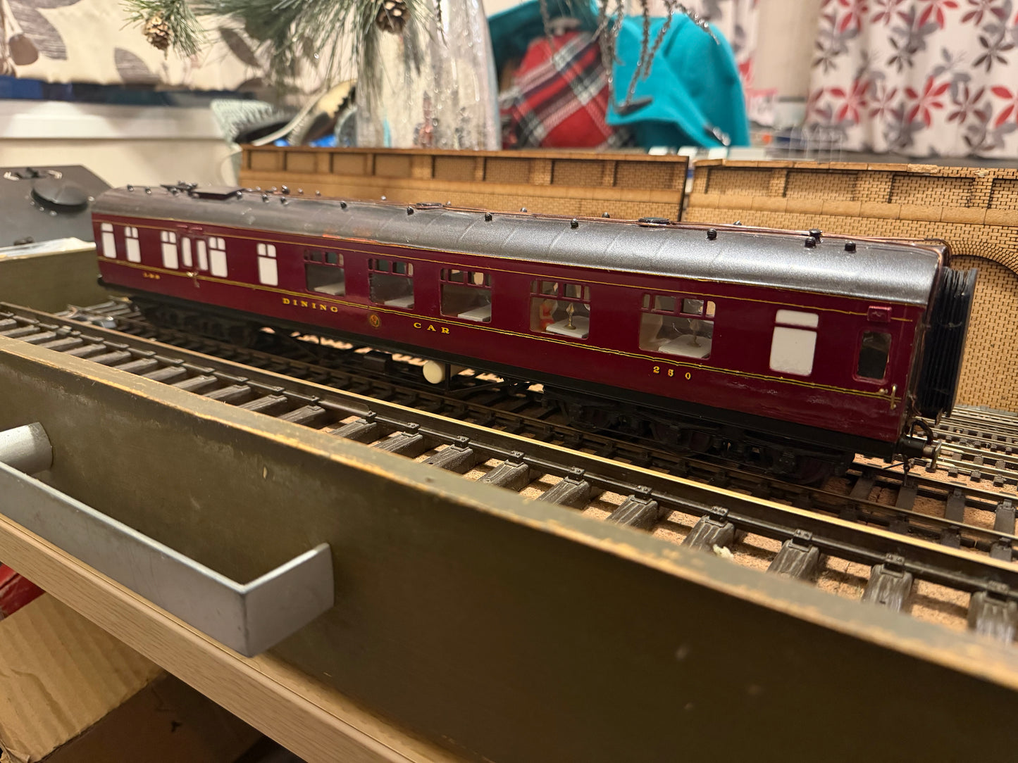 GM Coaches (O Gauge) London Midland & Scottish Railway, 68ft Twelve Wheel Dining Car No.250 
