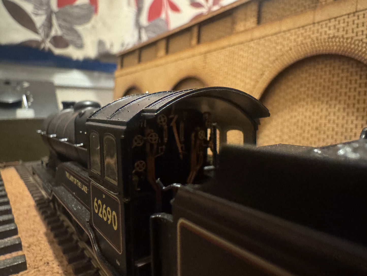 Bachmann 31-135 (OO) Ex LNER D11/2 ‘Scottish Director’ No.62690 “Lady Of The Lake” in British Railways Lined Black. (Shed Code 64B, St Rollox Depot) DCC Ready 