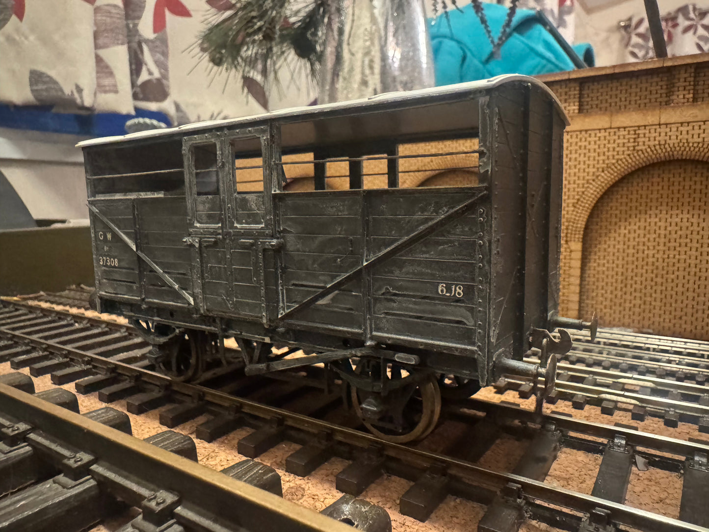 Slaters 7054 (O Gauge) Great Western Railway 8T Cattle Wagon No.37308 in weathered GWR Grey. 