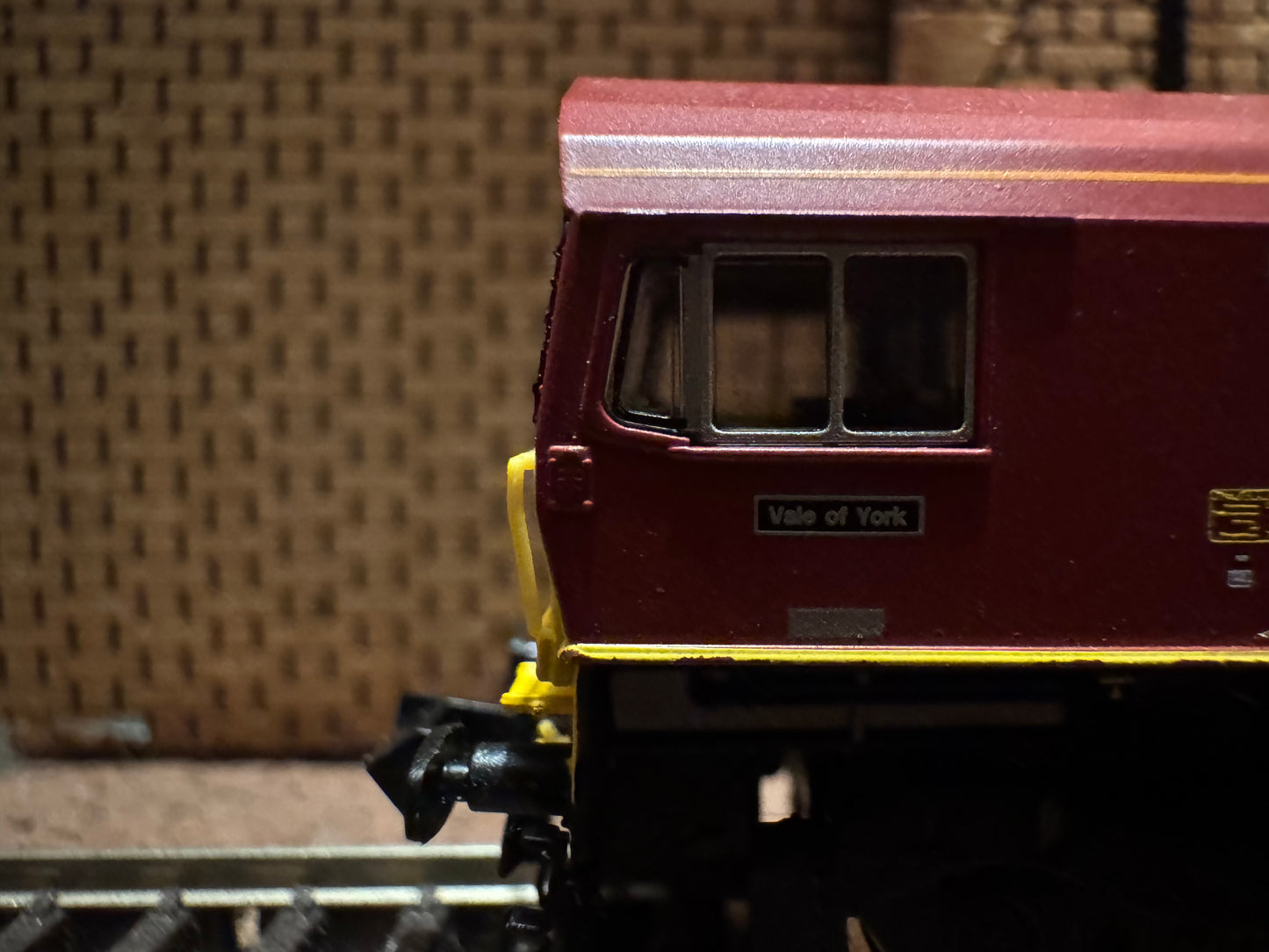 Dapol 2D-005-006 (N Gauge) Ex National Power, Class 59/2 No.59201 “Vale of York” in English Welsh & Scottish, Red and Gold. DCC Ready
