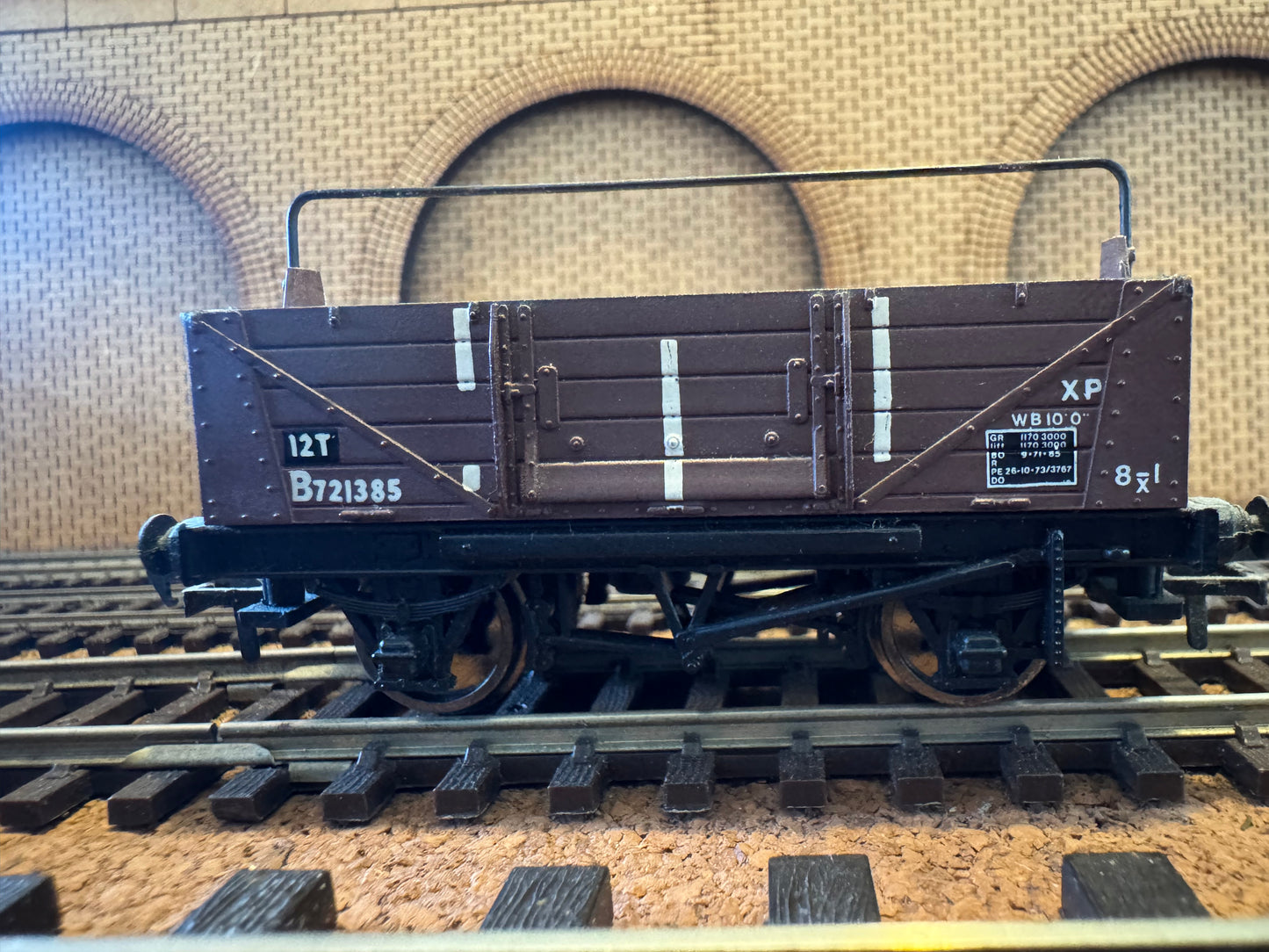 Bachmann 33-226 (OO) British Railways, 12T Hybar Shock Absorbing Wagon B721385 with Load in BR Brown Livery 
