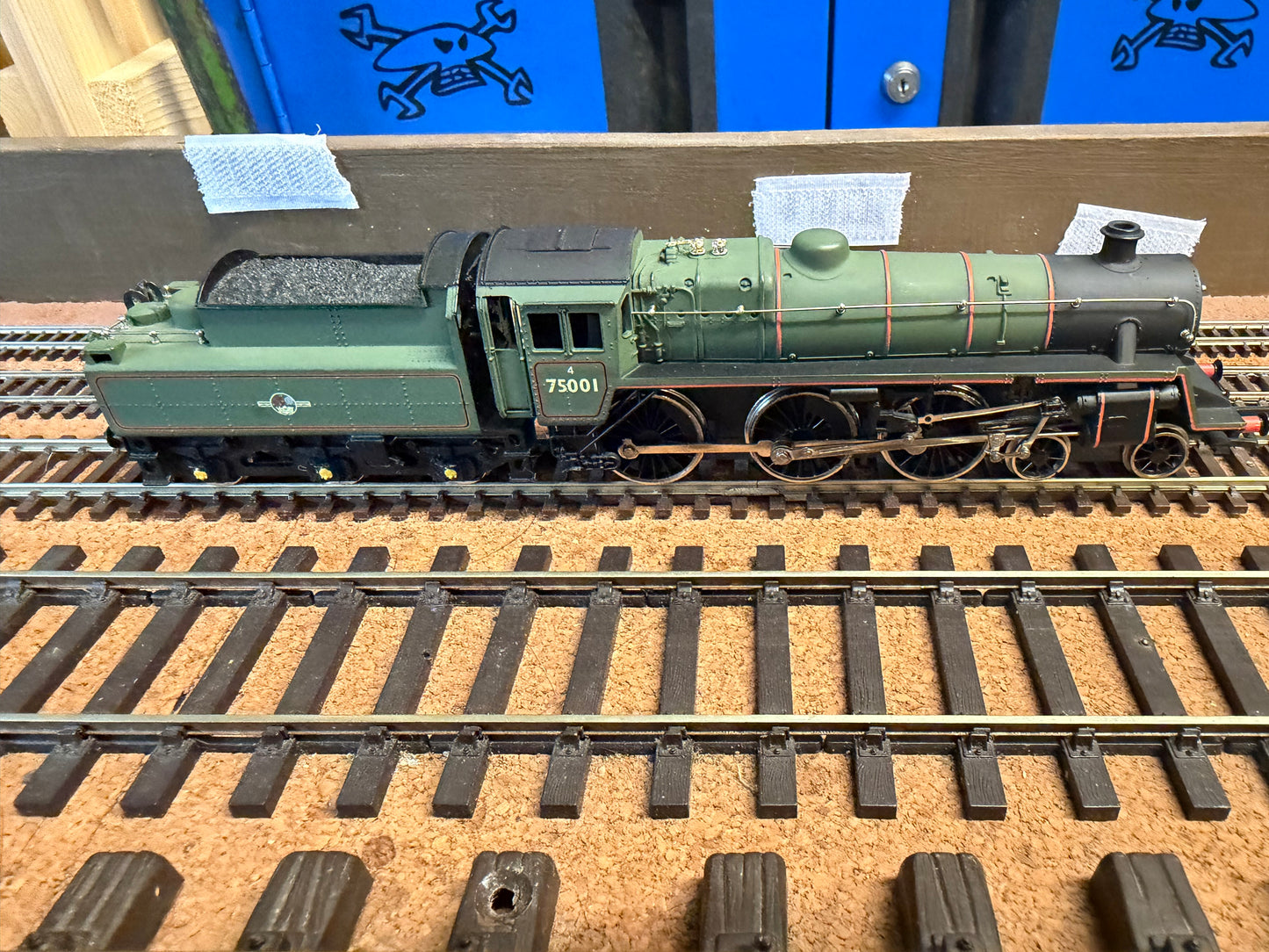 Mainline 37-053 (OO) British Railways Standard Class 4MT 4-6-0 No.75001 in BR Western Region Lined Green