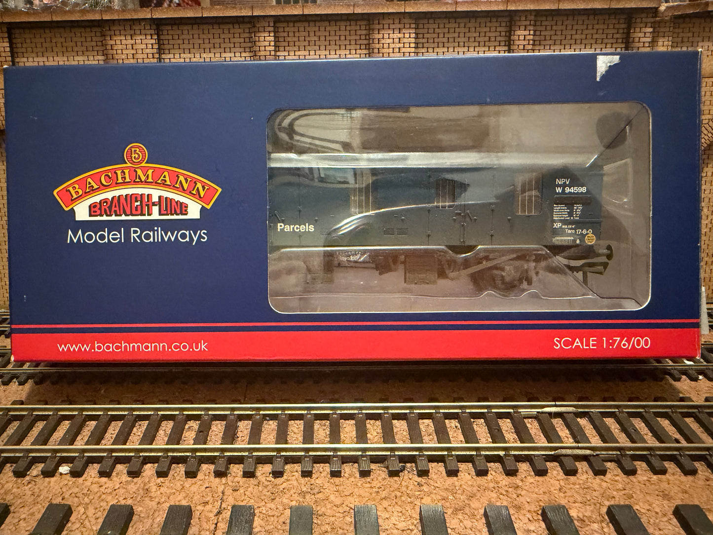 Bachmann 39-552Z (OO) British Railways MK1, Ex Covered Carriage Truck / NVP No.W94598 in Weathered BR Rail ‘Express Parcels’ livery. Special edition 
