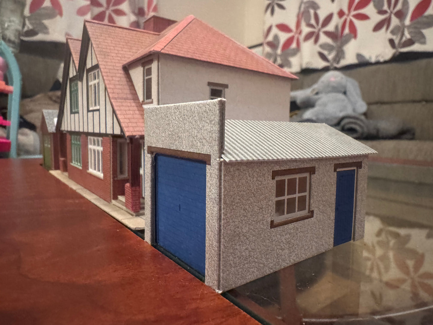 Metcalfe PO266 (OO / 1:76) 1930s Suburban Semi and Garages. Pre Made 