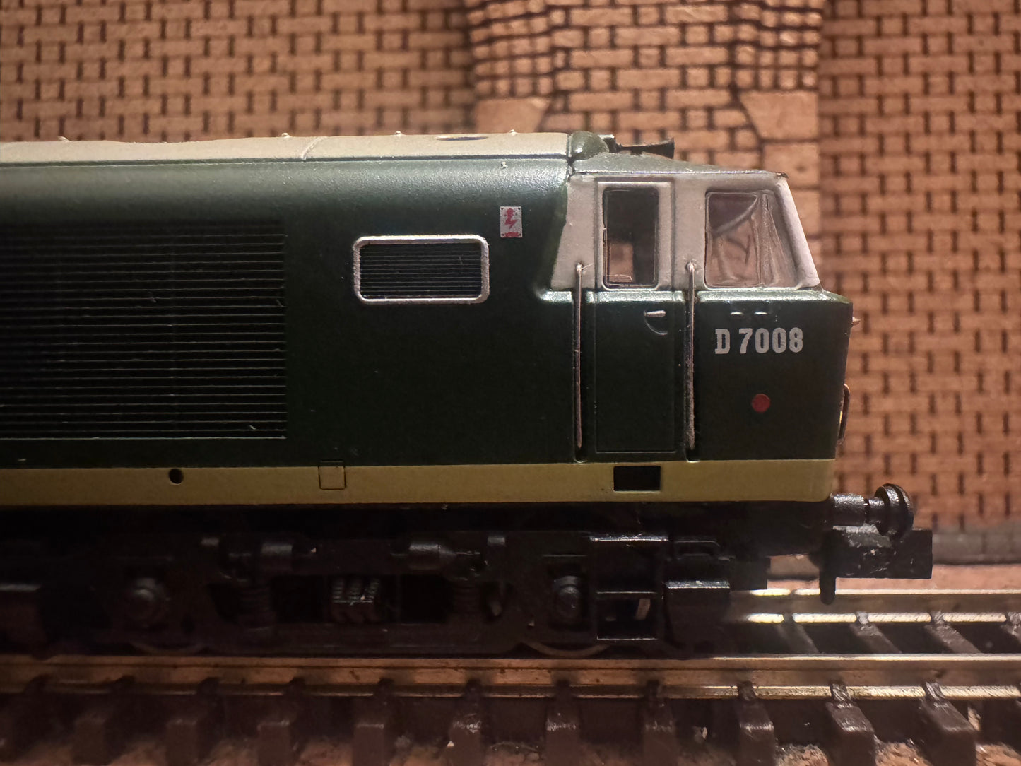 Dapol ND-084B (N-Gauge) British Railways, Bayer Peacock Type 3 ‘Hymek’ [Class 35] No.D7008 in BR Two Tone Green. DCC Ready.