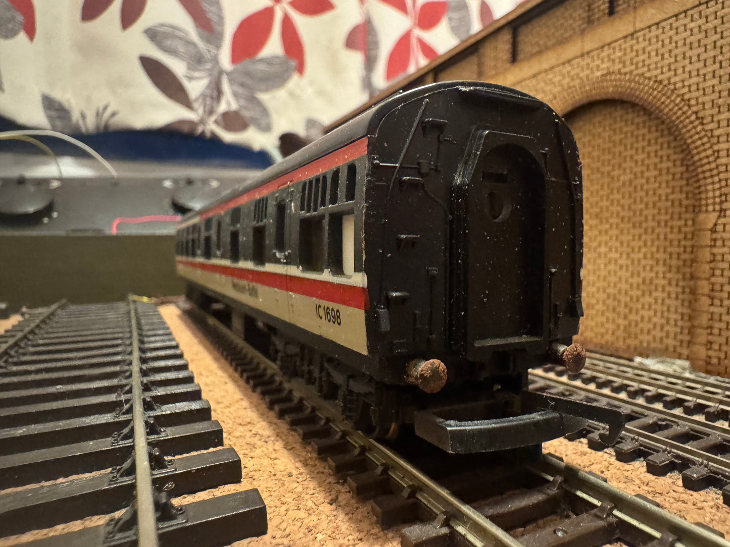 Lima L305320 (OO) British Railways MK1 Restaurant-Buffet No.IC1698 in British Rail Intercity Executive livery 