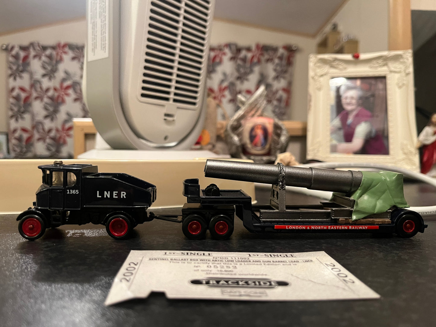 Lledo (OO / 1:76) Sentinel Steam Lorry No.1635, with Low Loader and Gun Barrel Load in LNER Road Vehicle livery.