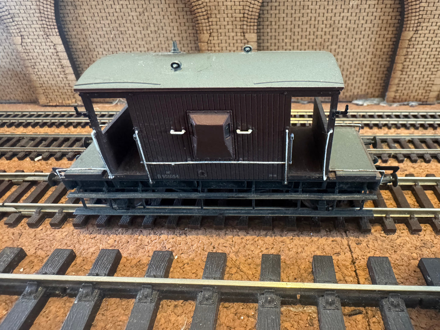 Bachmann 37-531 (OO) British Railways 20T Brake Van No.B951054 in Weathered BR Bauxite Livery 