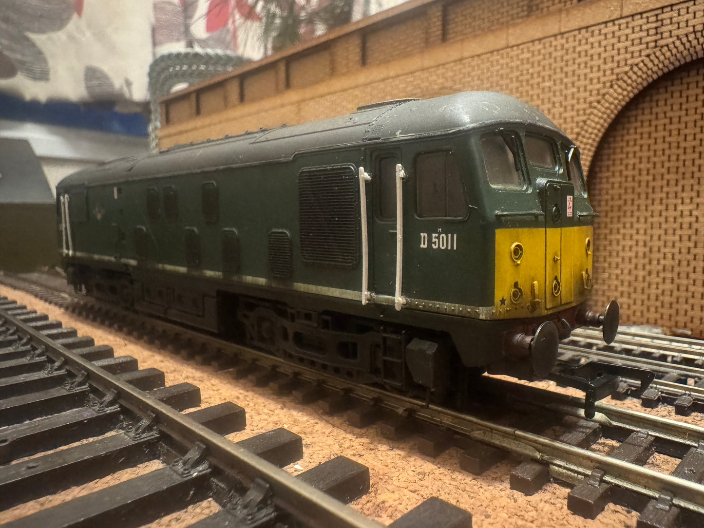 Bachmann 32-429 (OO) British Railways Sulzer Type 2 [Class 24] No.D5011 in Weathered BR Green and Small Yellow End. DCC Ready. 