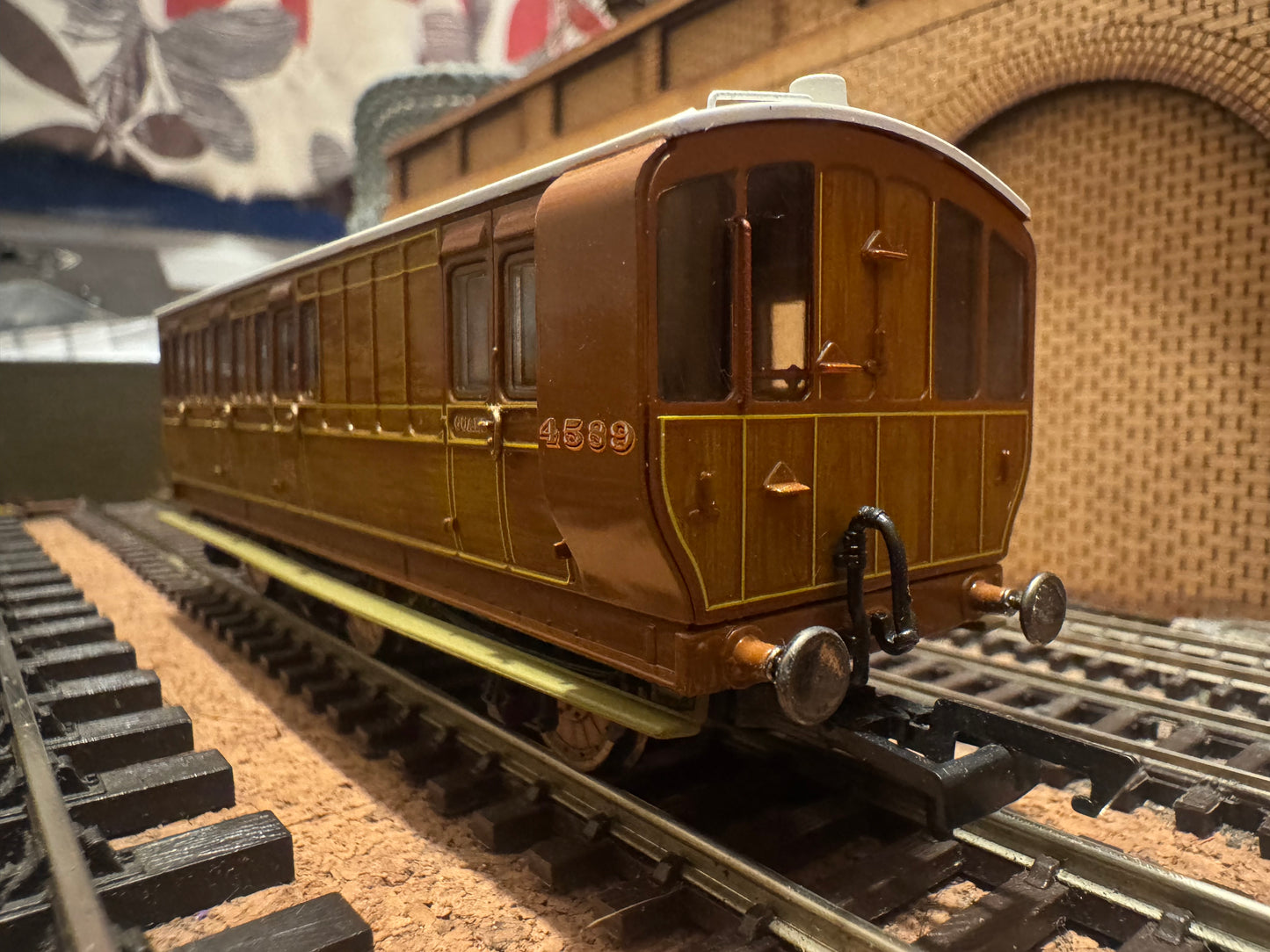 Hornby R40083 (OO) London North Eastern Railway, Six Wheeled Brake Third Class Compartment Brake Coach No.4589 in LNER Varnished Teak. 