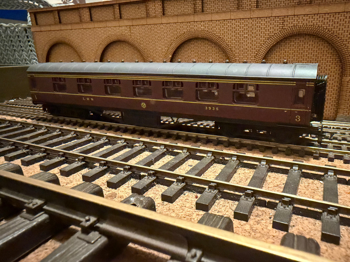 Dapol / Airfix 54202 (OO) London Midland & Scottish Railway, ‘Stanier’ 60ft Corridor Composite No.3935 in Lined Maroon 