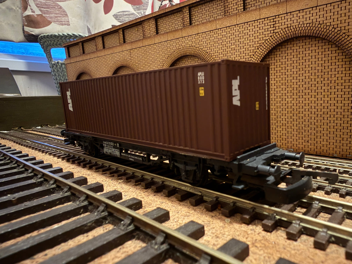 Lima 2853 (HO / OO) Four Wheeled Container Wagon with 1:76 scale APL Sea Container 