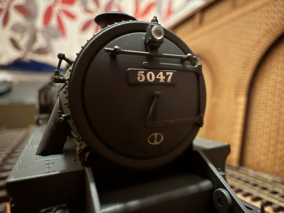 Hornby R30274 (OO) London Midland & Scottish Railway 5P-5F ‘Black Five’ No.5047 in Weathered LMS Lined Black (Shed Code 5A, Crewe North). DCC Ready 