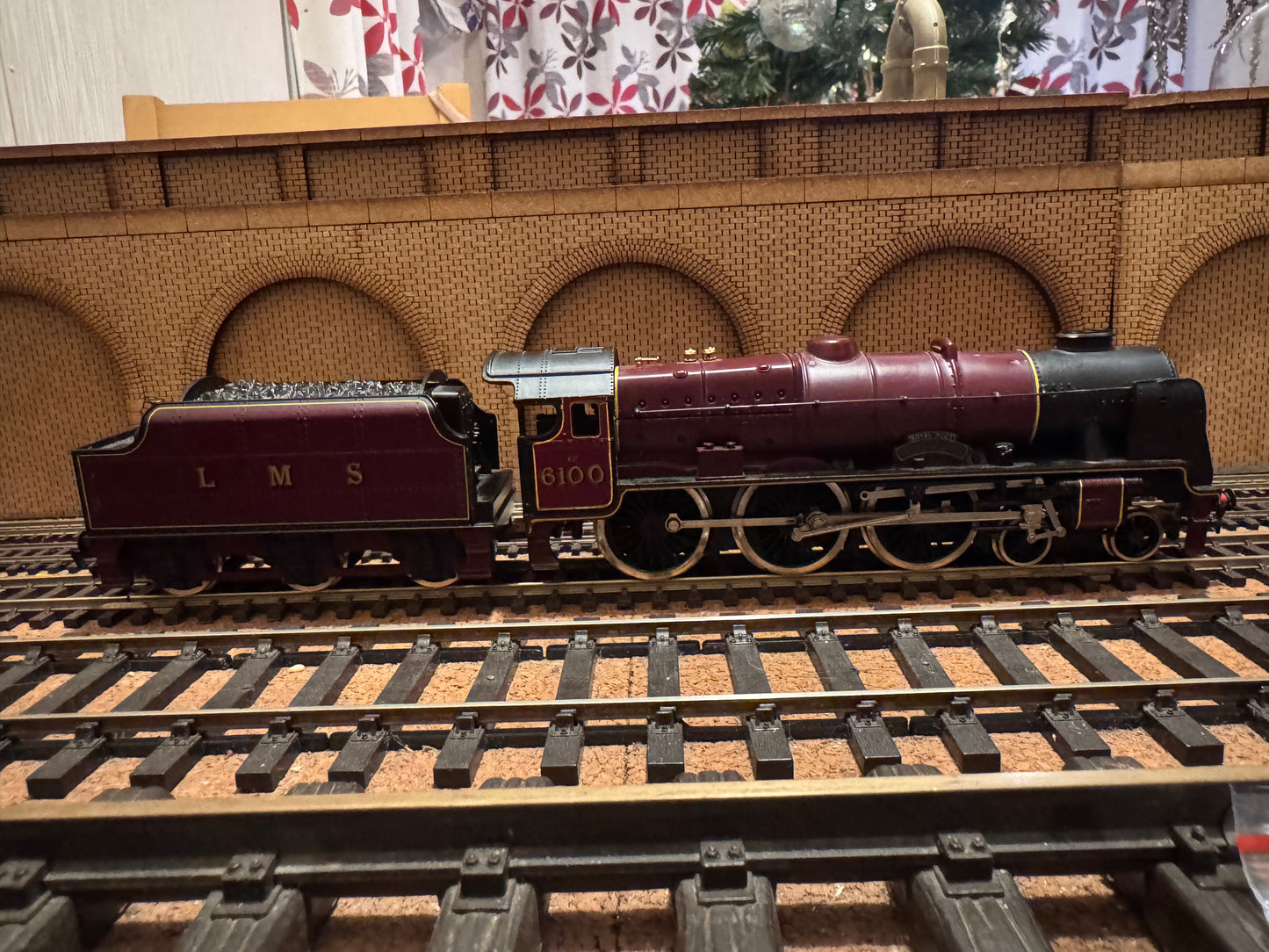Mainline 37-080 (OO) Ex London Midland & Scottish Railway 6P ‘Royal Scot’ No.6100 “Royal Scot” in as preserved LMS Crimson Lake Livery, with Bell. 9V Sound fitted. 
