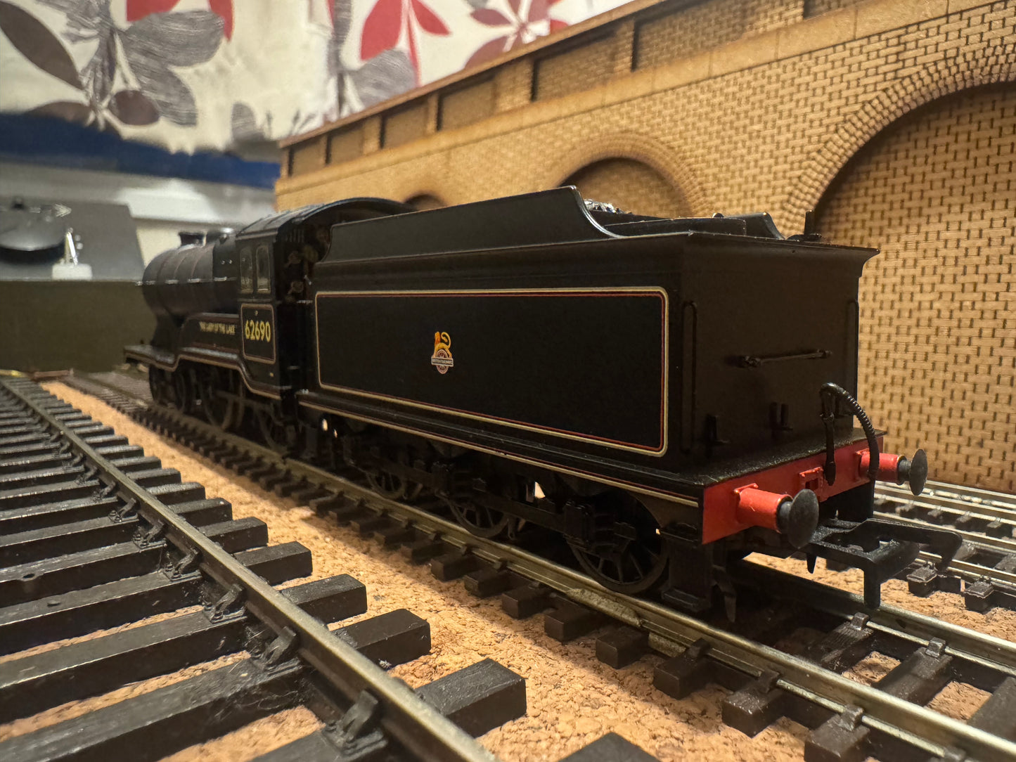 Bachmann 31-135 (OO) Ex LNER D11/2 ‘Scottish Director’ No.62690 “Lady Of The Lake” in British Railways Lined Black. (Shed Code 64B, St Rollox Depot) DCC Ready 