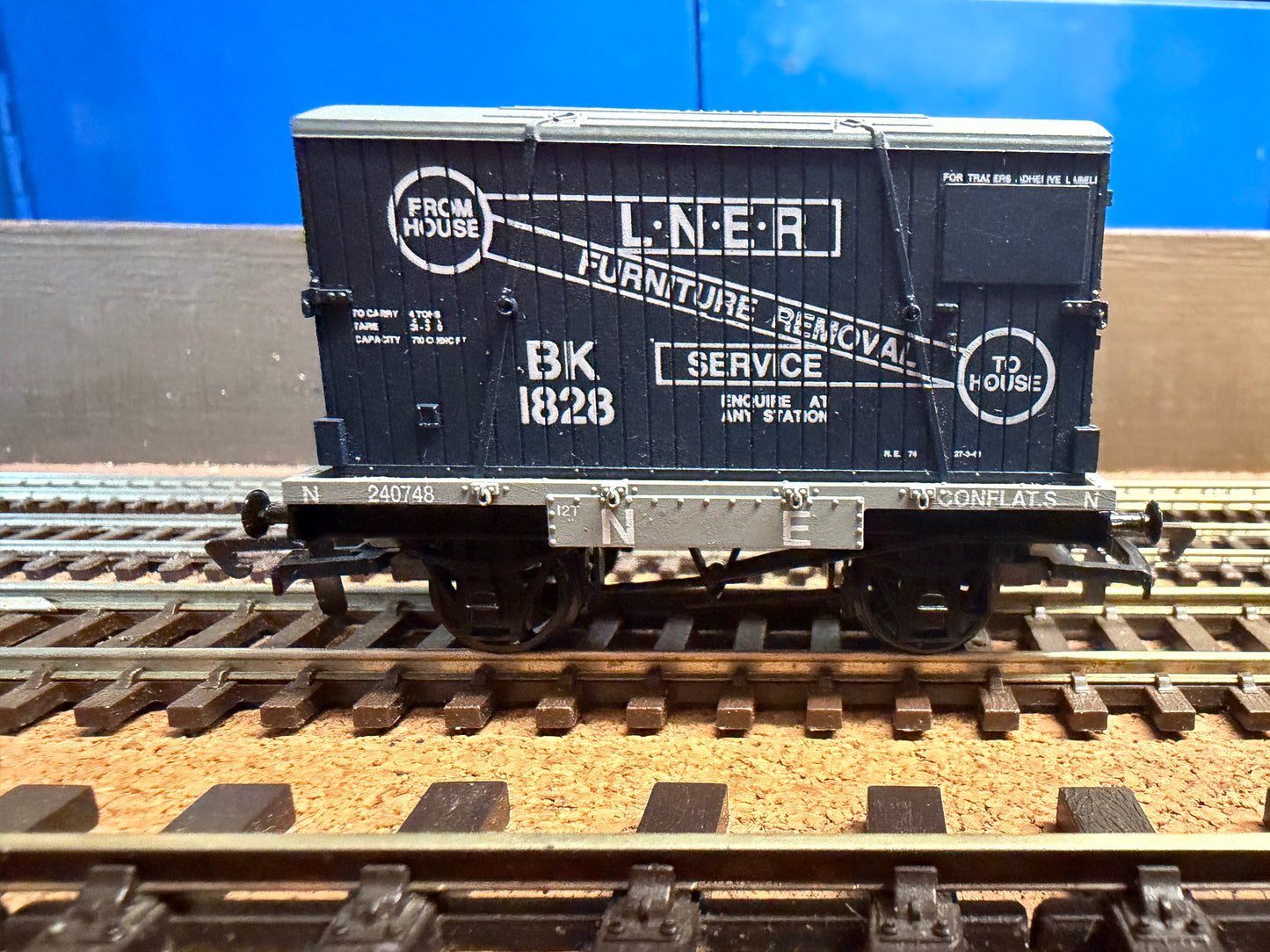 Dapol B121 (OO) London North Eastern Railway Conflat Wagon No.240748 and Container No.BK1828 