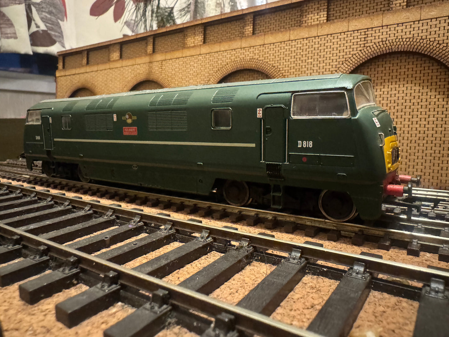 Bachmann 32-059 (OO) British Railways Western Region, “Warship” [Class 42] D818 “Glory” in BR Green with Yellow Ends. DCC Sound Fitted. 