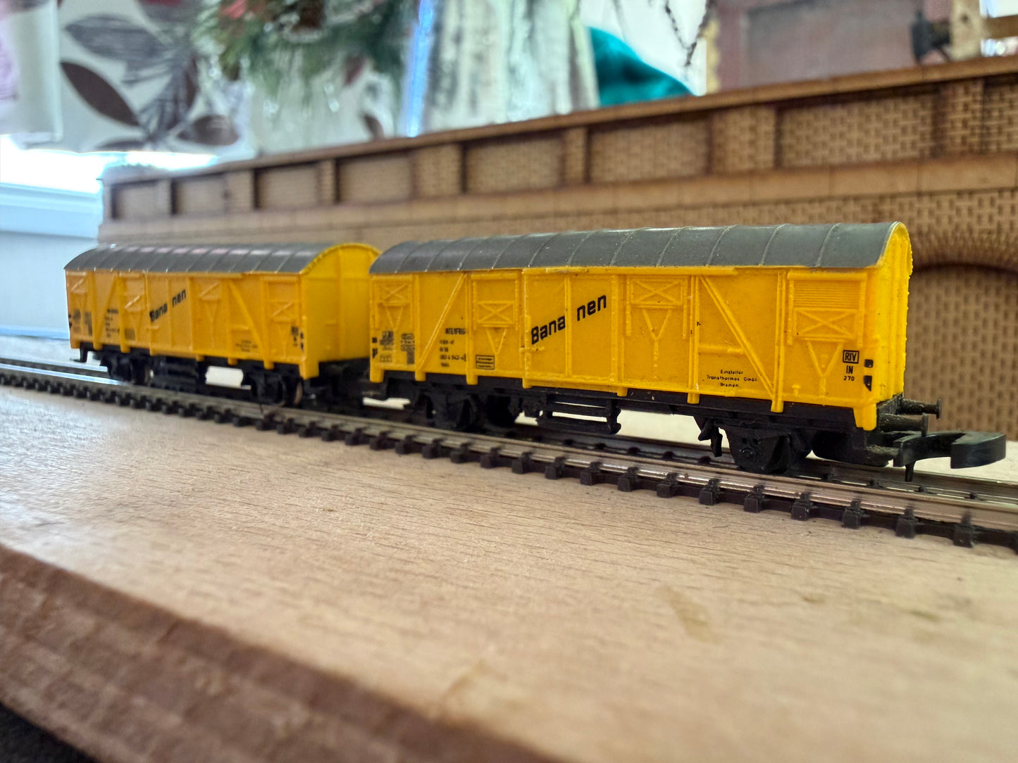 Marklin 8606 (Z) Deutscher Bahn Refrigerated Banana Wagons, No.083 6 042F. Set of Two 