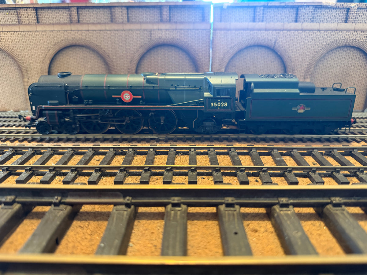 Hornby R2169 (OO) Ex SR, Rebuilt Merchant Navy No.35028 “Clan Line” in British Railways Lined Passenger Green. Shed code, 70A Nine Elms Depot)