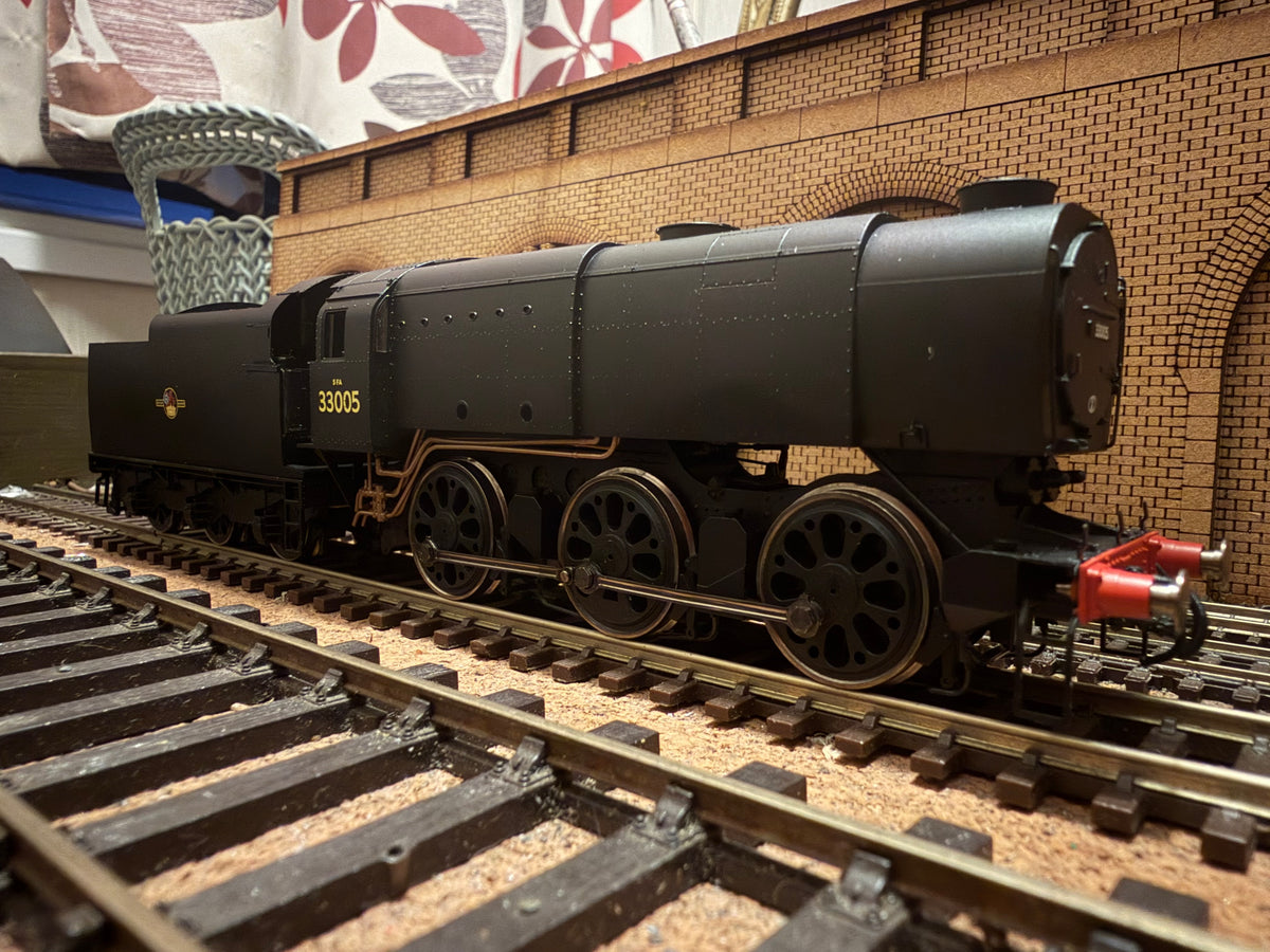 Hornby R3011 (OO) Ex SR ‘Bulleid’ Q1 No.33005 in British Railways Unlined Black. (Shed Code, 71A Eastleigh Depot) DCC Ready 